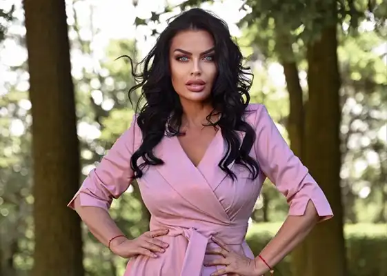 Model in een roze DANA Collection-jurk buitenshuis