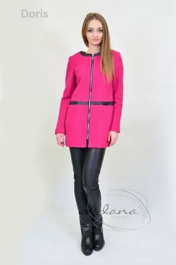 Model in een roze jas