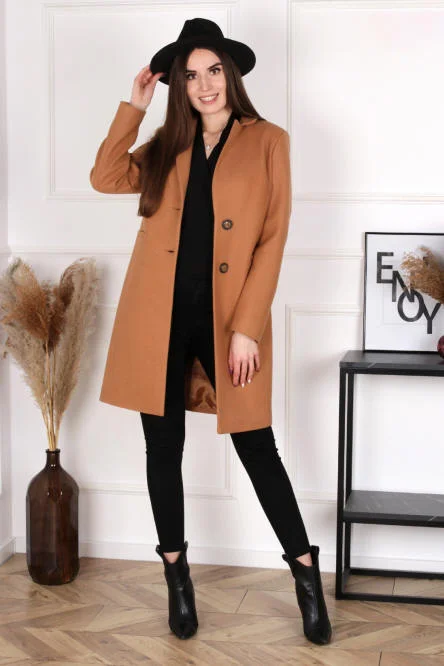 Model in een camelkleurige jas
